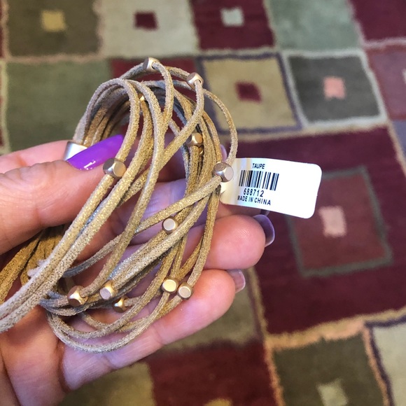 Brushed Gold leather and beaded Bracelet - Picture 2 of 3